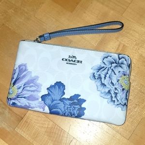 NWT 💜 LILAC FLORAL LARGE COACH WRISTLET 💜